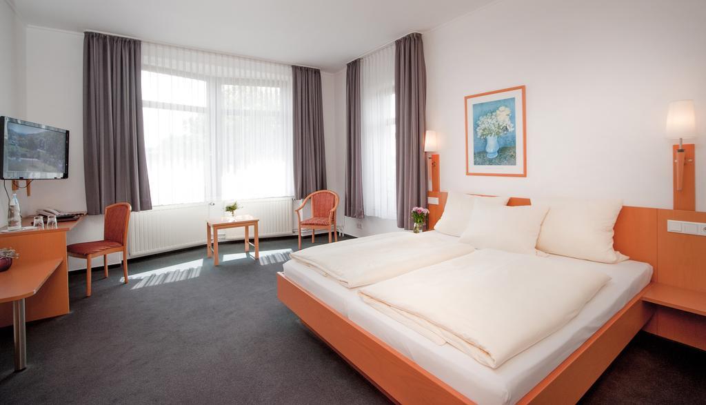 Hotel Hollmann Halle  Экстерьер фото