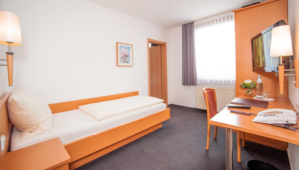 Hotel Hollmann Halle  Экстерьер фото